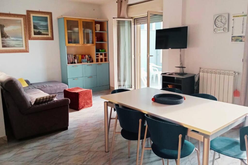 Casa Flora A Due Passi Dal Mare Leilighet Giovinazzo Eksteriør bilde
