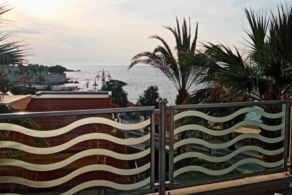 Casa Flora A Due Passi Dal Mare Leilighet Giovinazzo Eksteriør bilde