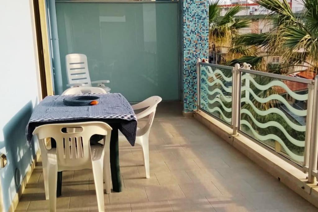 Casa Flora A Due Passi Dal Mare Leilighet Giovinazzo Eksteriør bilde